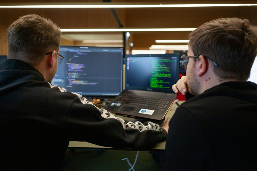 Processo de teste e validação de prompts de IA pela equipe técnica da IA do Brasil, comparação de resultados antes da publicação dos packs de prompts